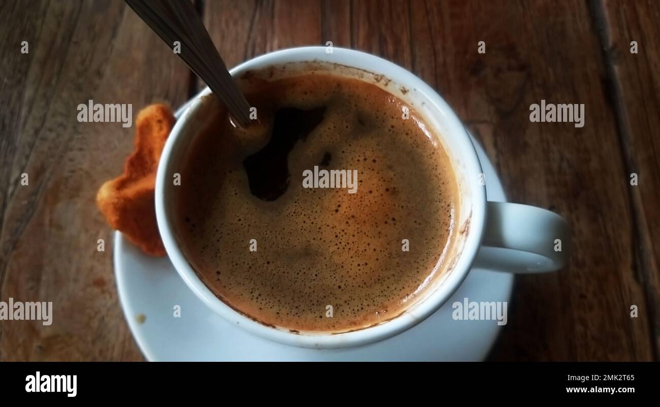 una tazza di caffè nero caldo Foto Stock