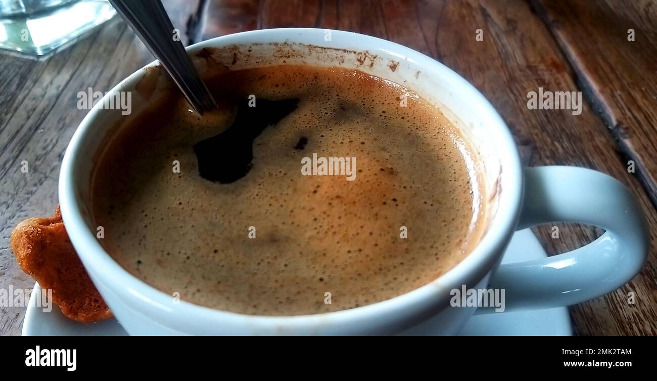 una tazza di caffè nero caldo Foto Stock