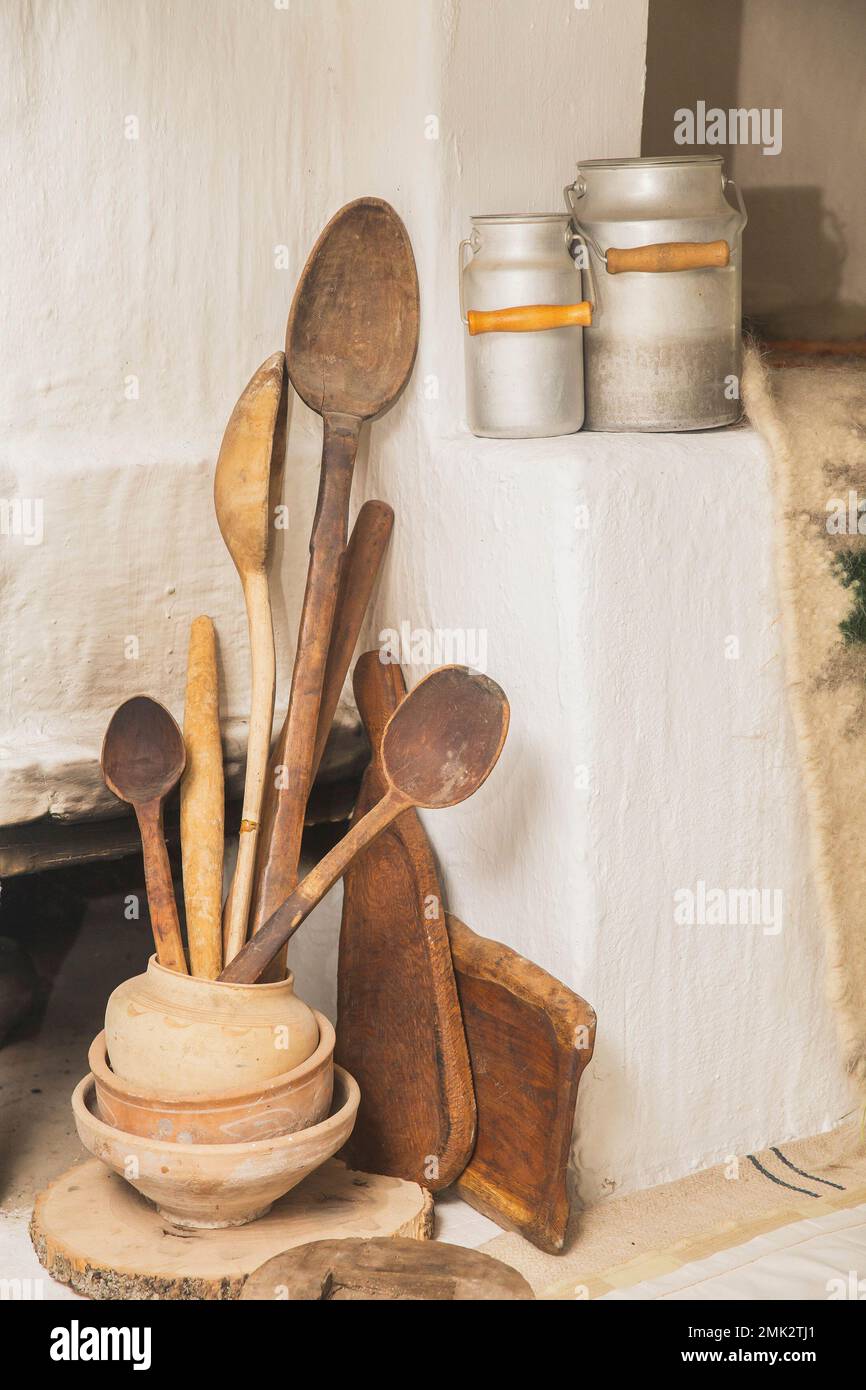 Piatti in legno e ceramica in una vecchia capanna Ucraina Foto Stock