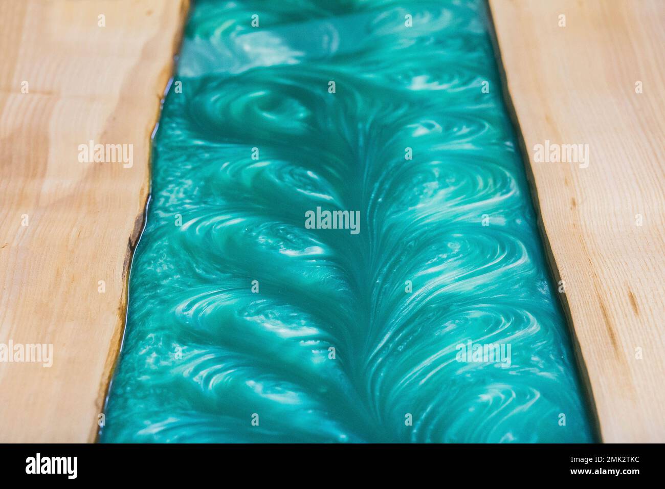 liquido epossidico turchese sul tavolo da cucina in officina Foto Stock