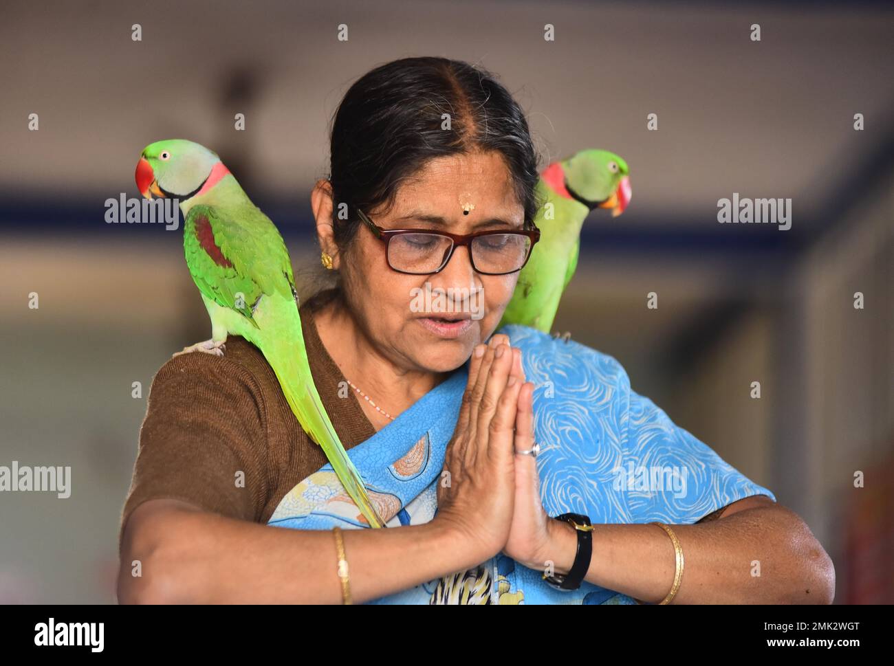 Jabalpur, India. 28 gennaio 2023. Jabalpur : Un devoto indù con il suo pappagallo che offre preghiera al tempio in occasione di 'Narmada Jayanti' a Maa Narmada Vanprasth Ashram Gwarighat a Jabalpur, sabato, 28 gennaio 2023. Foto di - Uma Shankar Mishra/ Alamy Live News Foto Stock