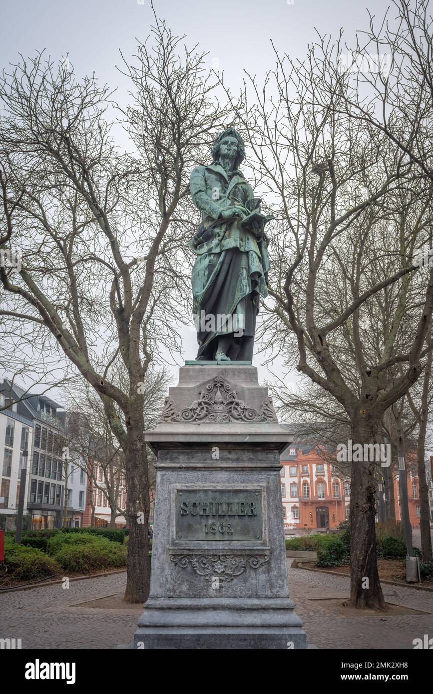Statua di Friedrich von Schiller in piazza Schillerplatz (di Johann Baptist Scholl, 1862) - Magonza, Germania Foto Stock