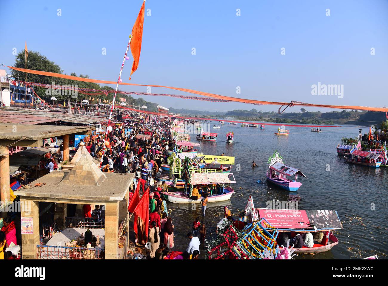 Jabalpur, India. 28th Jan, 2023. Jabalpur : i devoti indù si riuniscono sulle rive del fiume Narmada in occasione del 'Narmada Jayanti' a Gwarighat a Jabalpur, Sabato, Gennaio, 28, 2023. Foto di - Uma Shankar Mishra Credit: River Ganga/Alamy Live News Foto Stock