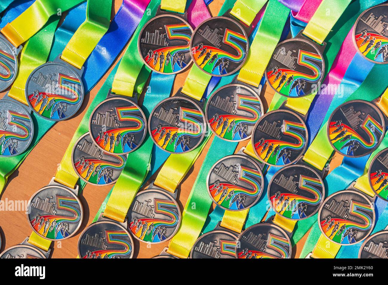 Medaglie con nastri colorati giacciono sul tavolo. Sfondo Foto Stock