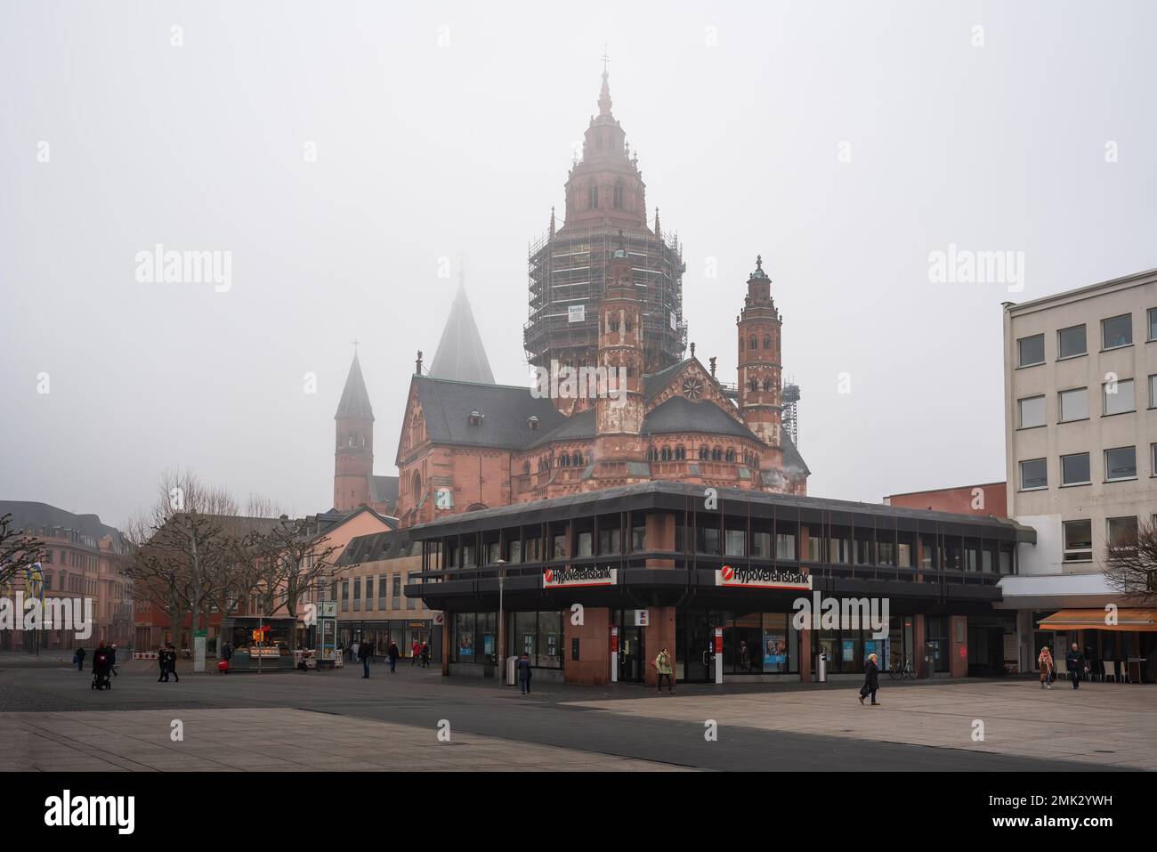 Vista sulla cattedrale di Magonza da Gutenbergplatz in una giornata di nebbia - Magonza, Germania Foto Stock