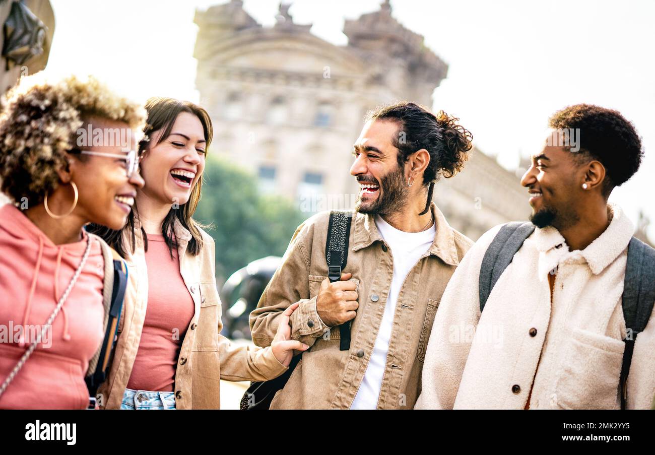 Multi culturale felice amici che parlano e divertirsi al centro di Barcellona - concetto di amicizia stile di vita su giovani genz Foto Stock