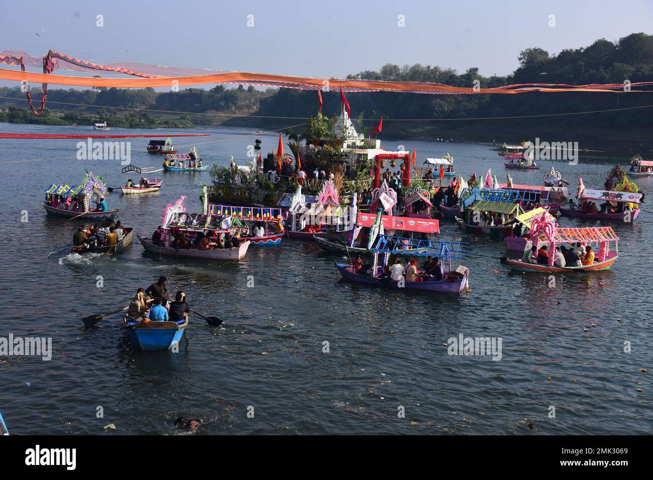 Jabalpur, India. 28th Jan, 2023. Jabalpur : i devoti indù si riuniscono sulle rive del fiume Narmada in occasione del 'Narmada Jayanti' a Gwarighat a Jabalpur, Sabato, Gennaio, 28, 2023. Foto di - Uma Shankar Mishra Credit: River Ganga/Alamy Live News Foto Stock