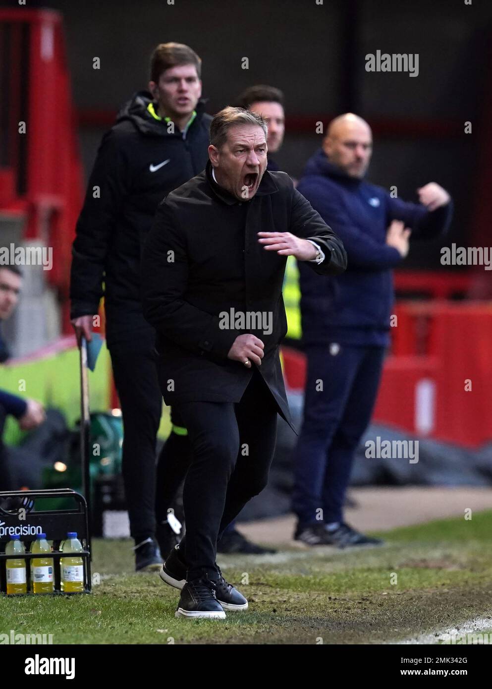 Scott Lindsey, direttore della città di Crawley, ha fatto la sua parte durante la partita della Sky Bet League Two al Broadfield Stadium di Crawley. Data immagine: Sabato 28 gennaio 2023. Foto Stock