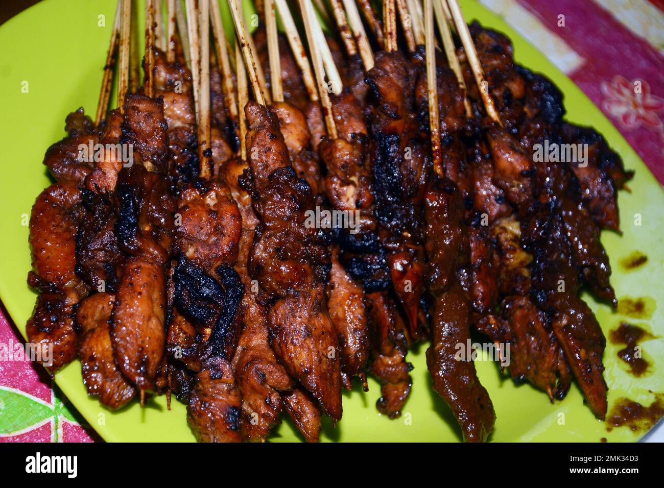 Foto ravvicinata di satay di pollo, un piatto di carne alla griglia e servito con salsa di arachidi Foto Stock