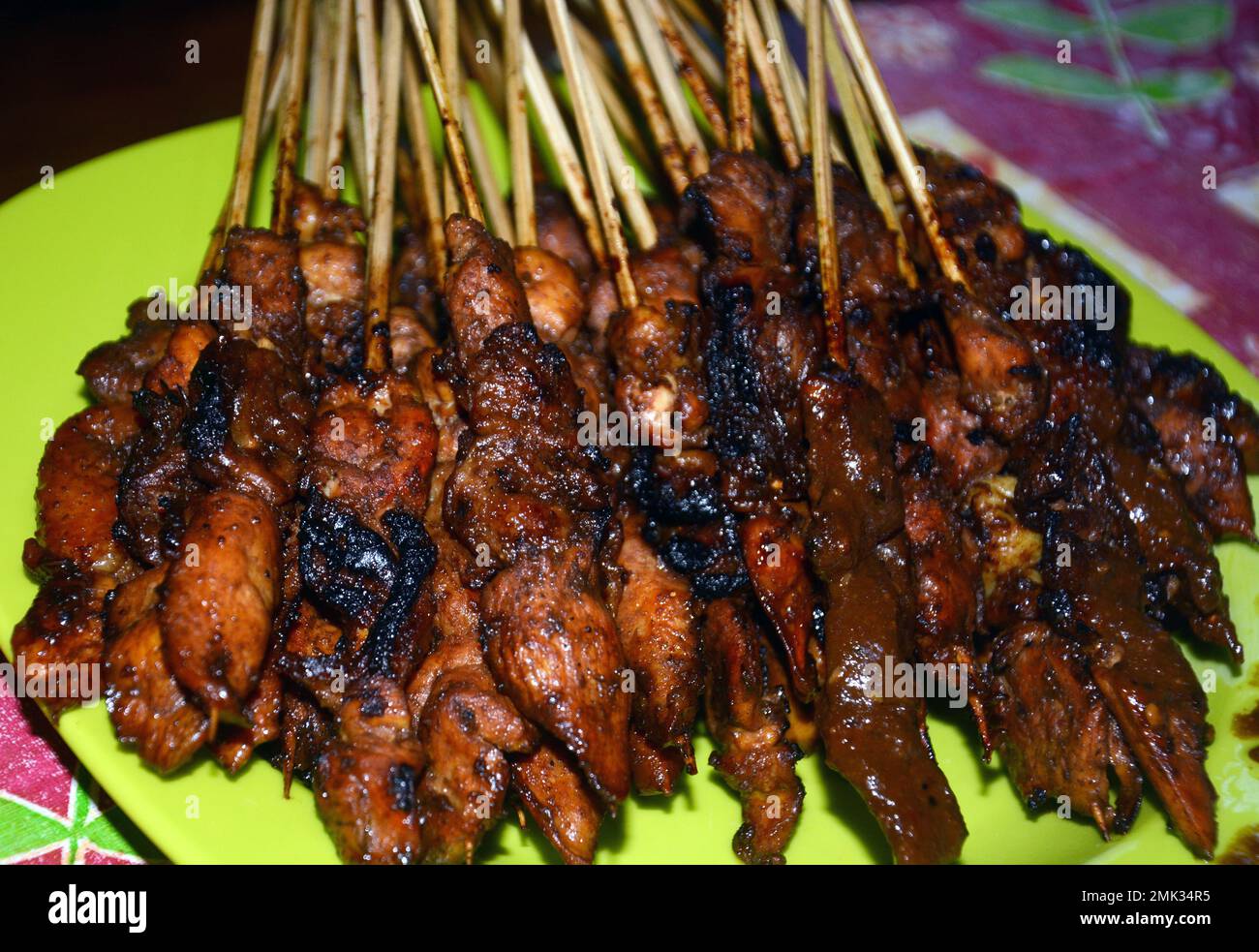 Foto ravvicinata di satay di pollo, un piatto di carne alla griglia e servito con salsa di arachidi Foto Stock