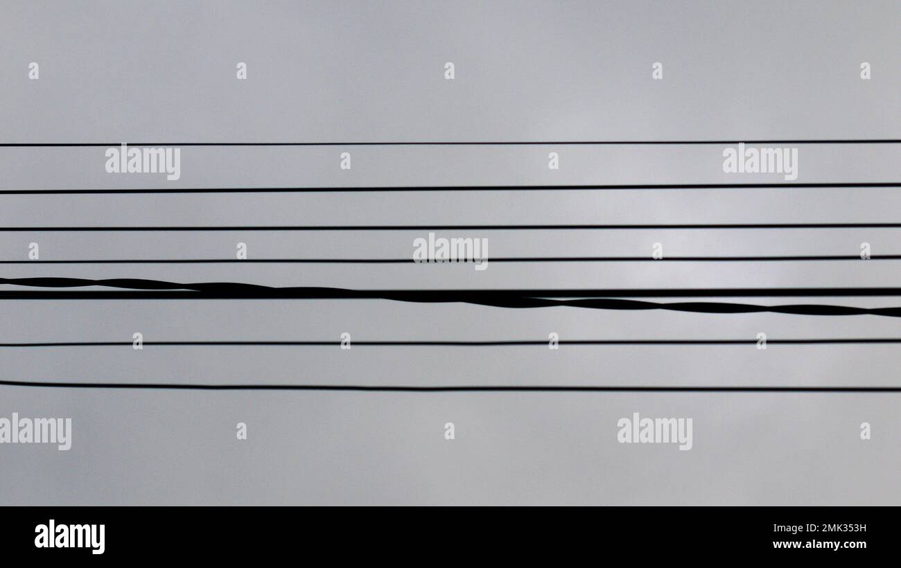 ripetizione dello sfondo astratto dei fili elettrici neri che formano linee parallele. Foto Stock