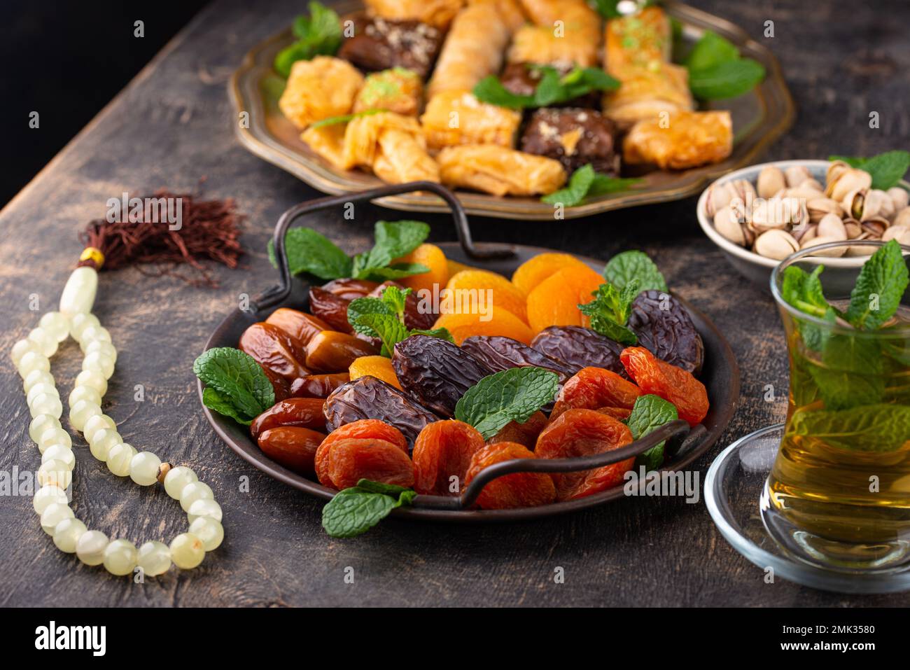 Ramadan iftar dolci tradizionali baklava e datteri Foto Stock