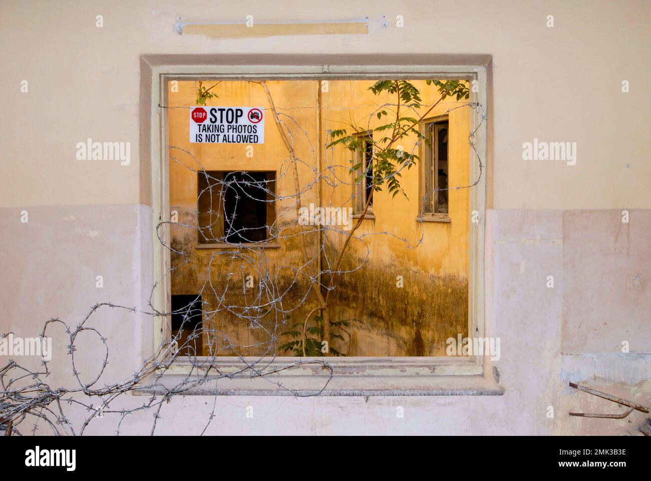 Casa sulla linea verde tra turco e greco-ciprioti Foto Stock