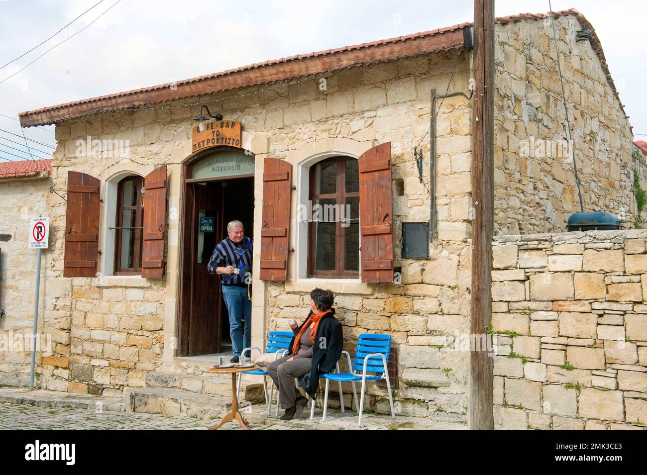 Una chiacchierata al kafeneion di Anogyra Foto Stock