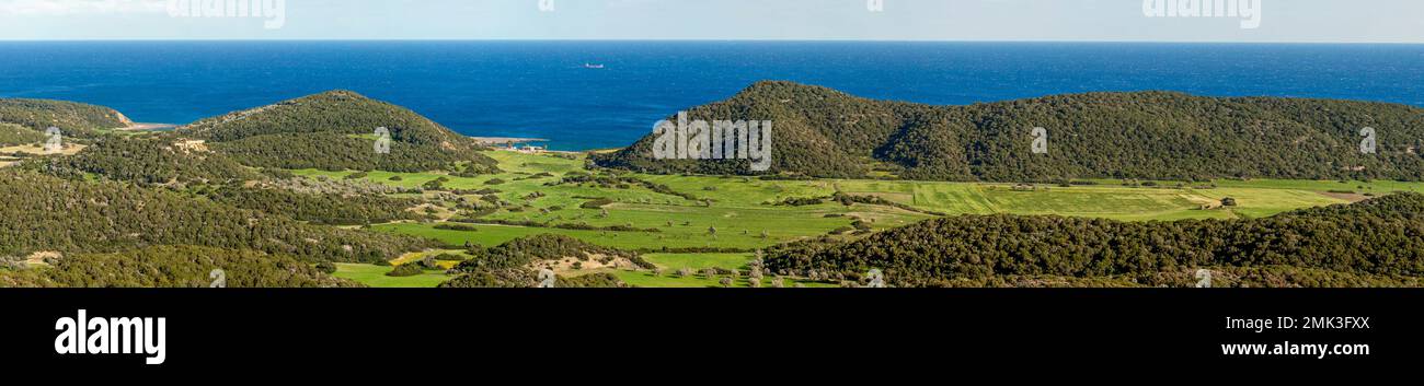 Vista sulla costa meridionale della penisola di Karpasia, nella parte orientale di Cipro. Foto Stock
