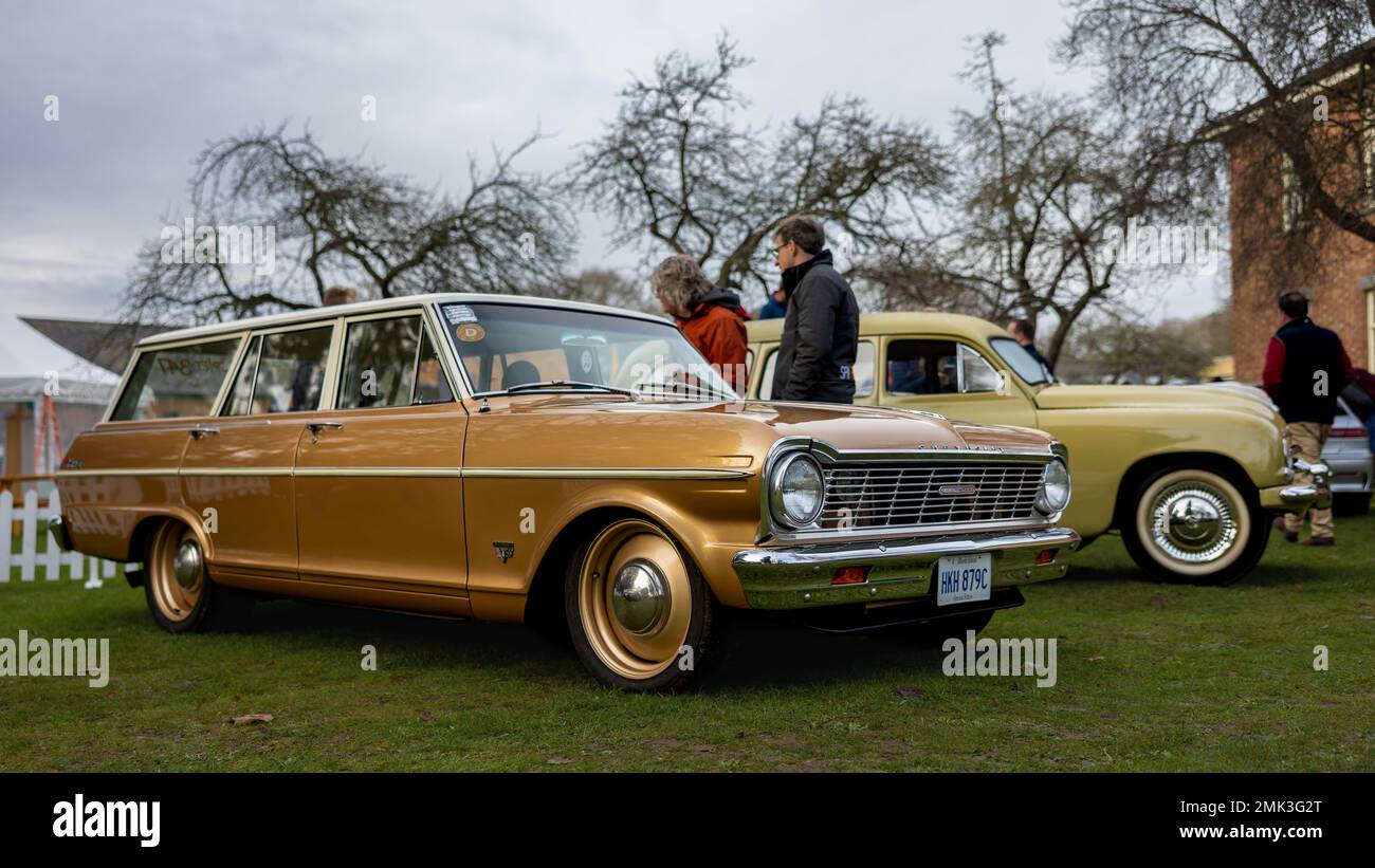 1965 Chevrolet Chevy II Nova 400 4-Door Station Wagon, in mostra al gennaio Scramble tenuto al Bicester Heritage il 8th gennaio 2023. Foto Stock