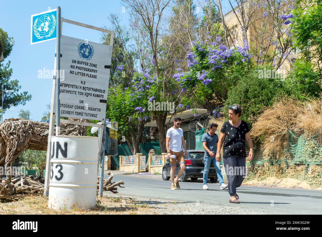 Ciprioti che attraversano la linea verde a Nicosia Foto Stock