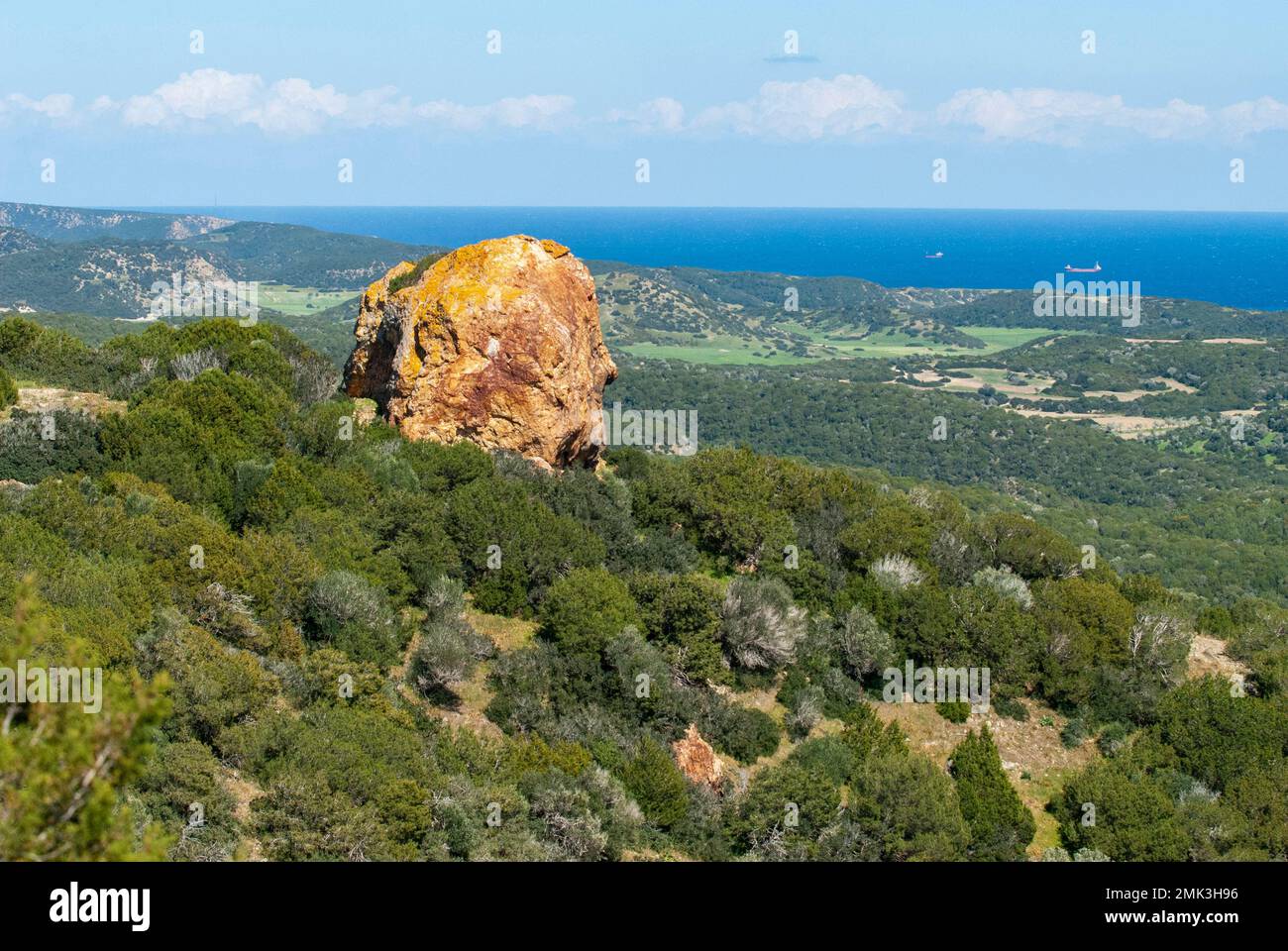 La roccia rossa/gialla si trova ai piedi delle montagne Pentadaktilos sulla penisola di Karpasia Foto Stock