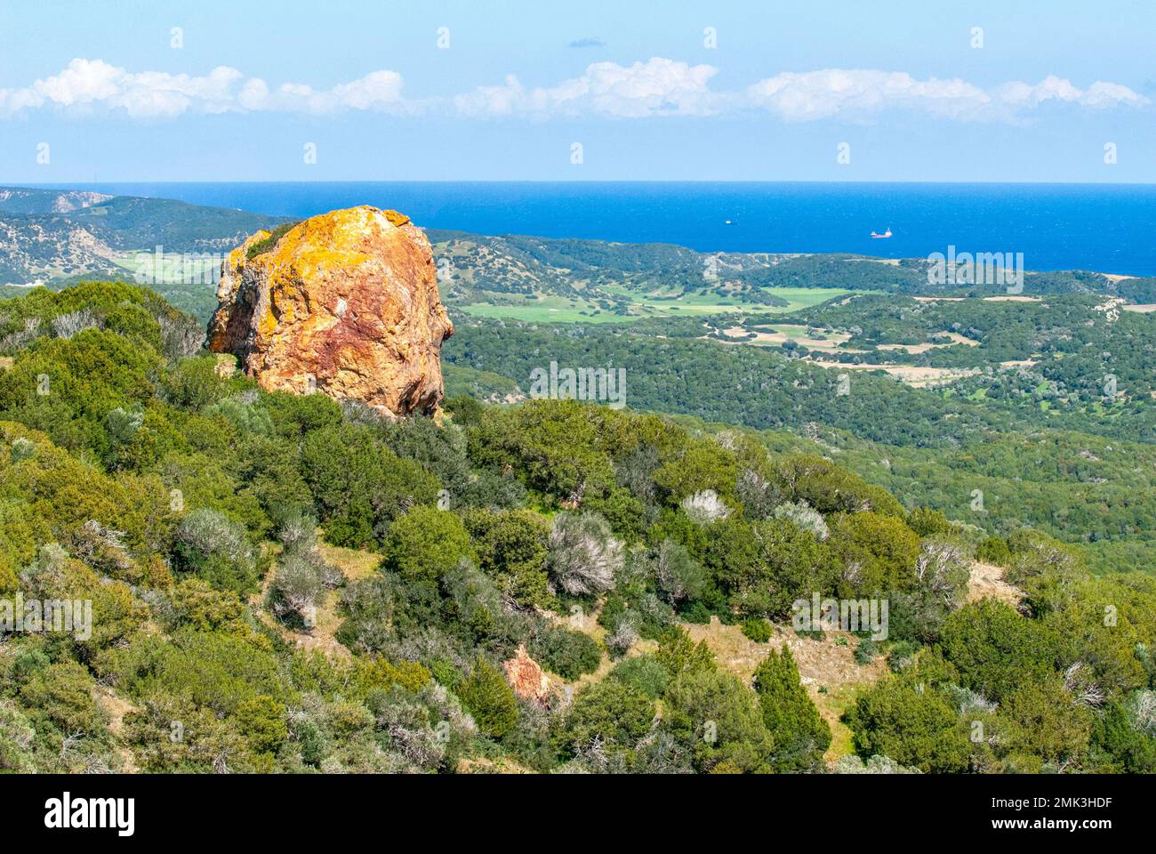 La roccia rossa/gialla si trova ai piedi delle montagne Pentadaktilos sulla penisola di Karpasia Foto Stock