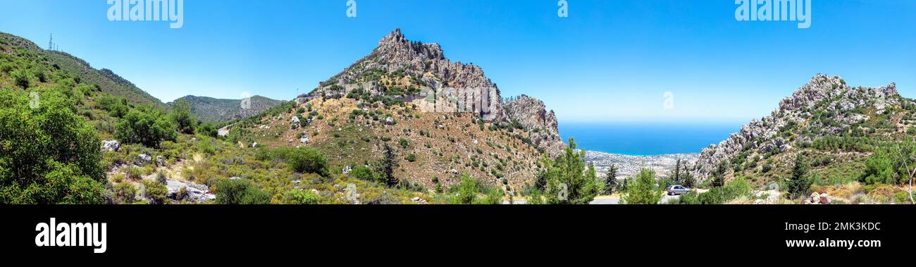 St Il castello di Hilarion prende il nome dall'eremita St Hilarion, che visse lì in una grotta nel vi secolo. Sommer Foto Stock