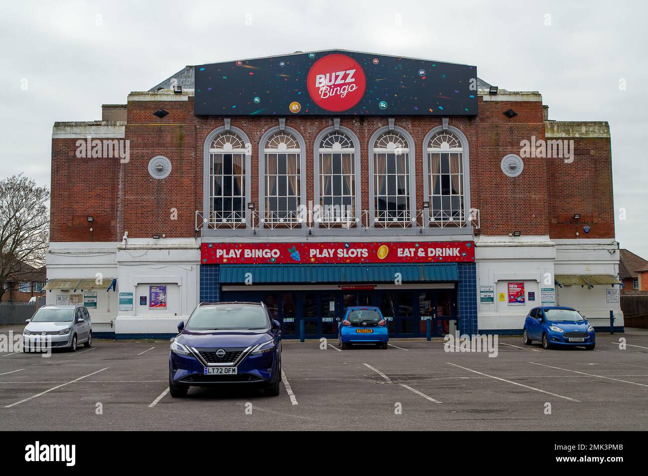 Slough, Berkshire, Regno Unito. 28th gennaio 2023. Slough Borough Council si prevede di vendere a breve la Adelphi sulla A4 a Slough in perdita. I potenziali acquirenti prevedono di trasformarlo in una sala banchetti per matrimoni ed eventi. L'ex cinema e poi il teatro ospitavano artisti famosi tra cui i Beatles, Jimi Hendrix e Roy Orbison. Attualmente è utilizzato come Buzz Bingo Hall ed è stato acquistato da Slough Borough Council nel 2018 per 4,6m sterline. Slough Borough Council ha un debito di £760 milioni di dollari e sta cercando di svendere otto dei loro asset nel corso del 2023. Credit: Maureen McLean/Alamy Live News Foto Stock