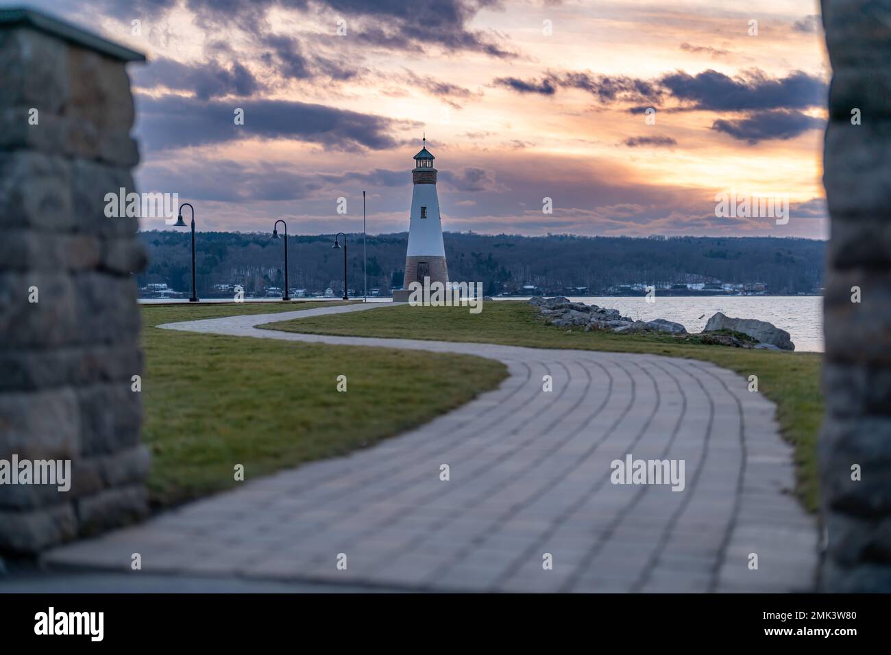 Foto al tramonto del faro di Myers Point a Myers Park a Lansing NY, contea di Tompkins. Il faro si trova sulla riva del lago Cayuga. Foto Stock