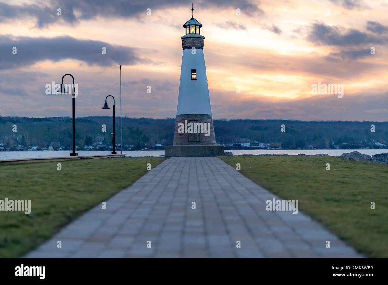 Foto al tramonto del faro di Myers Point a Myers Park a Lansing NY, contea di Tompkins. Il faro si trova sulla riva del lago Cayuga. Foto Stock