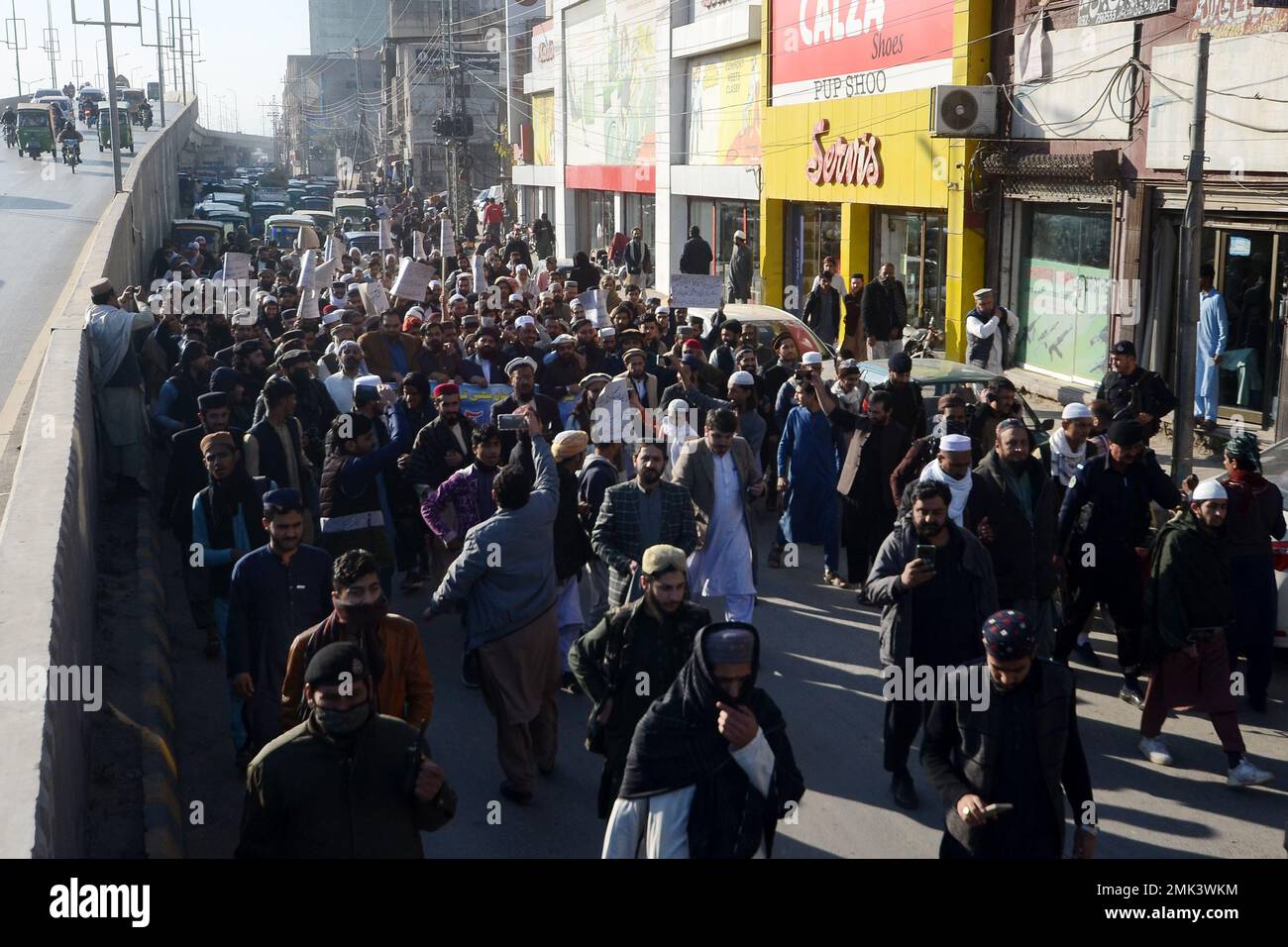 Peshawar, Khyber Pakhtunkhwa, Pakistan. 27th Jan, 2023. Partito politico islamico Jamaat-e-Islami protesta contro la Svezia. Il primo ministro pakistano Shahbaz Sharif, diversi paesi arabi e la Turchia hanno condannato l'islamofobia il 23 gennaio dopo che il politico di estrema destra svedese-danese Rasmus Paludan ha bruciato una copia del Corano in un raduno a Stoccolma il 21 gennaio. (Credit Image: © Hussain Ali/Pacific Press via ZUMA Press Wire) SOLO PER USO EDITORIALE! Non per USO commerciale! Foto Stock