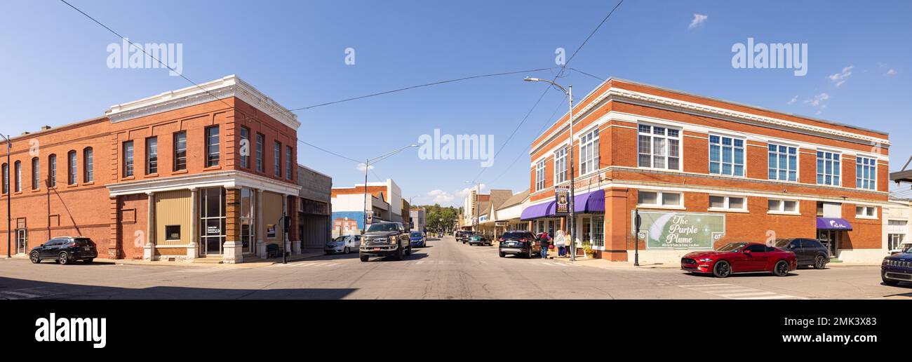Poteau, Oklahoma, USA - 15 ottobre 2022: Il vecchio quartiere degli affari su Dewey Avenue Foto Stock