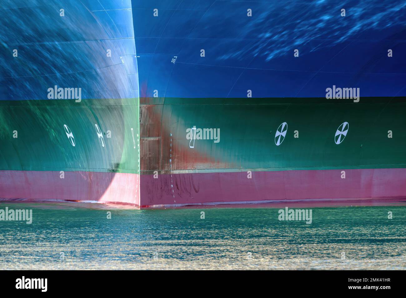 Dettaglio delle marcature dello scafo della linea d'acqua di prua di una nave container. Foto Stock