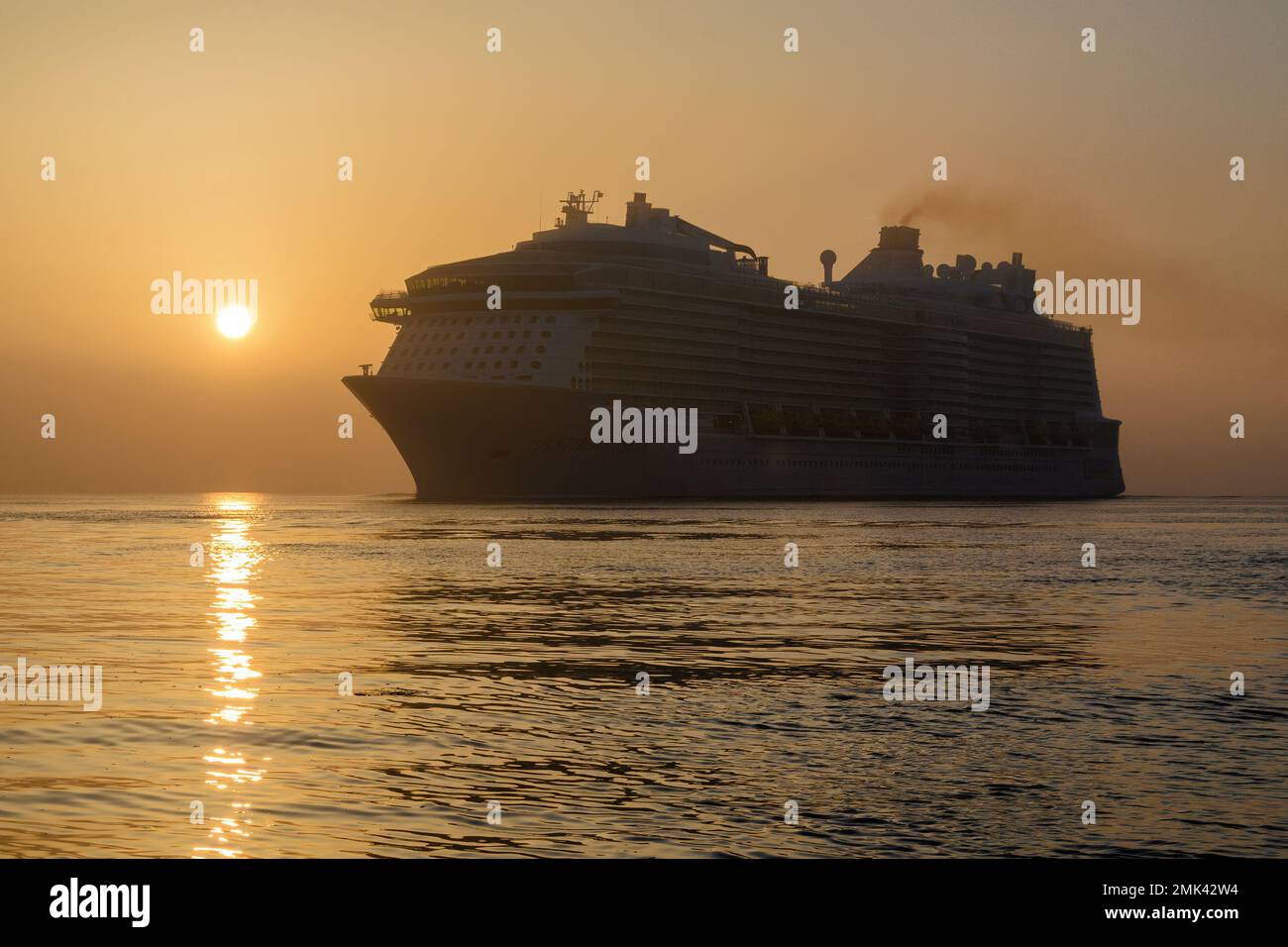 Una vista all'alba della nave da crociera Royal Caribbean International Anthem of the Seas nel Solent. Foto Stock