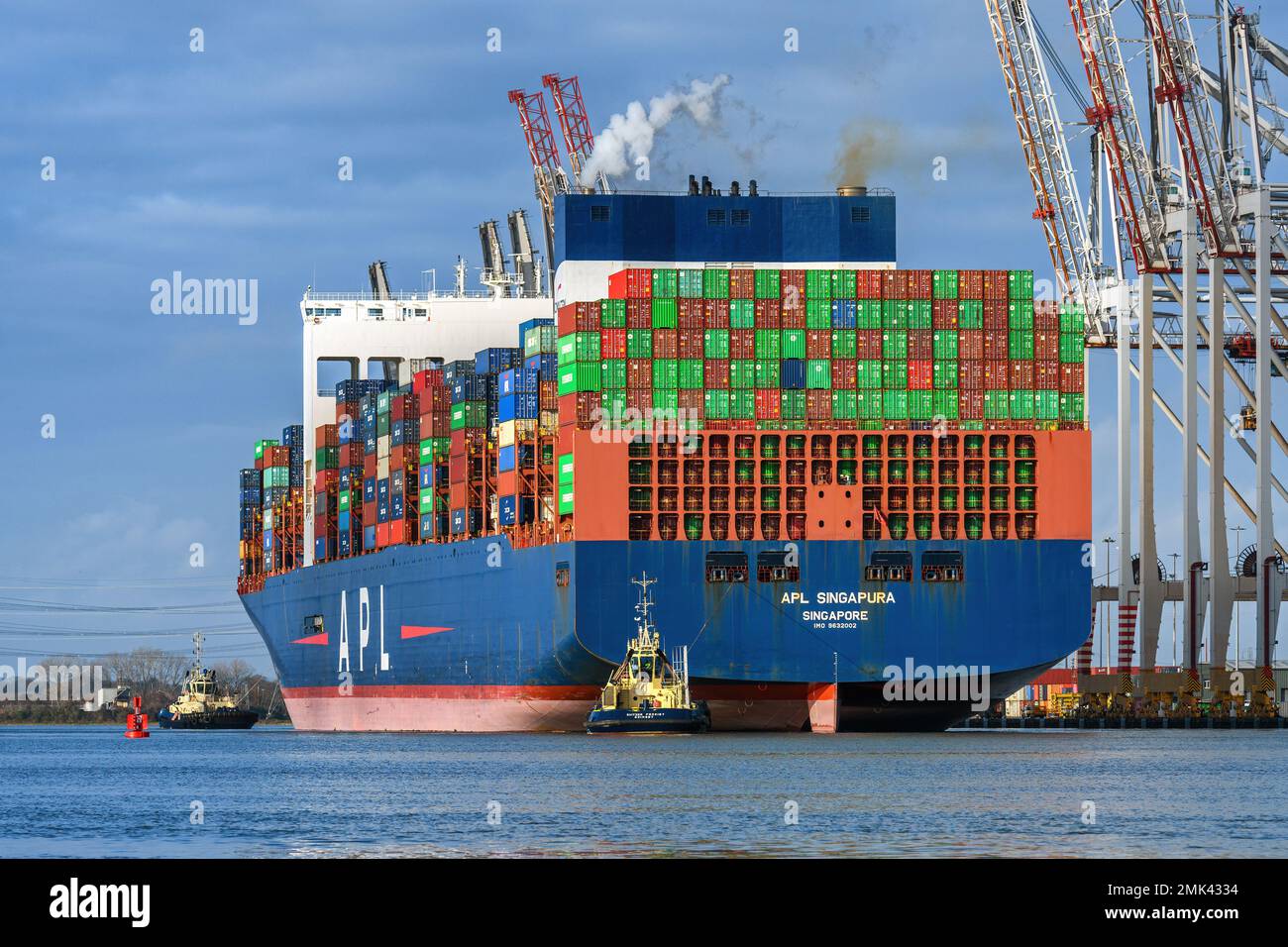 La nave container CMA CGM APL Singapore arriva al porto di Southampton. Foto Stock