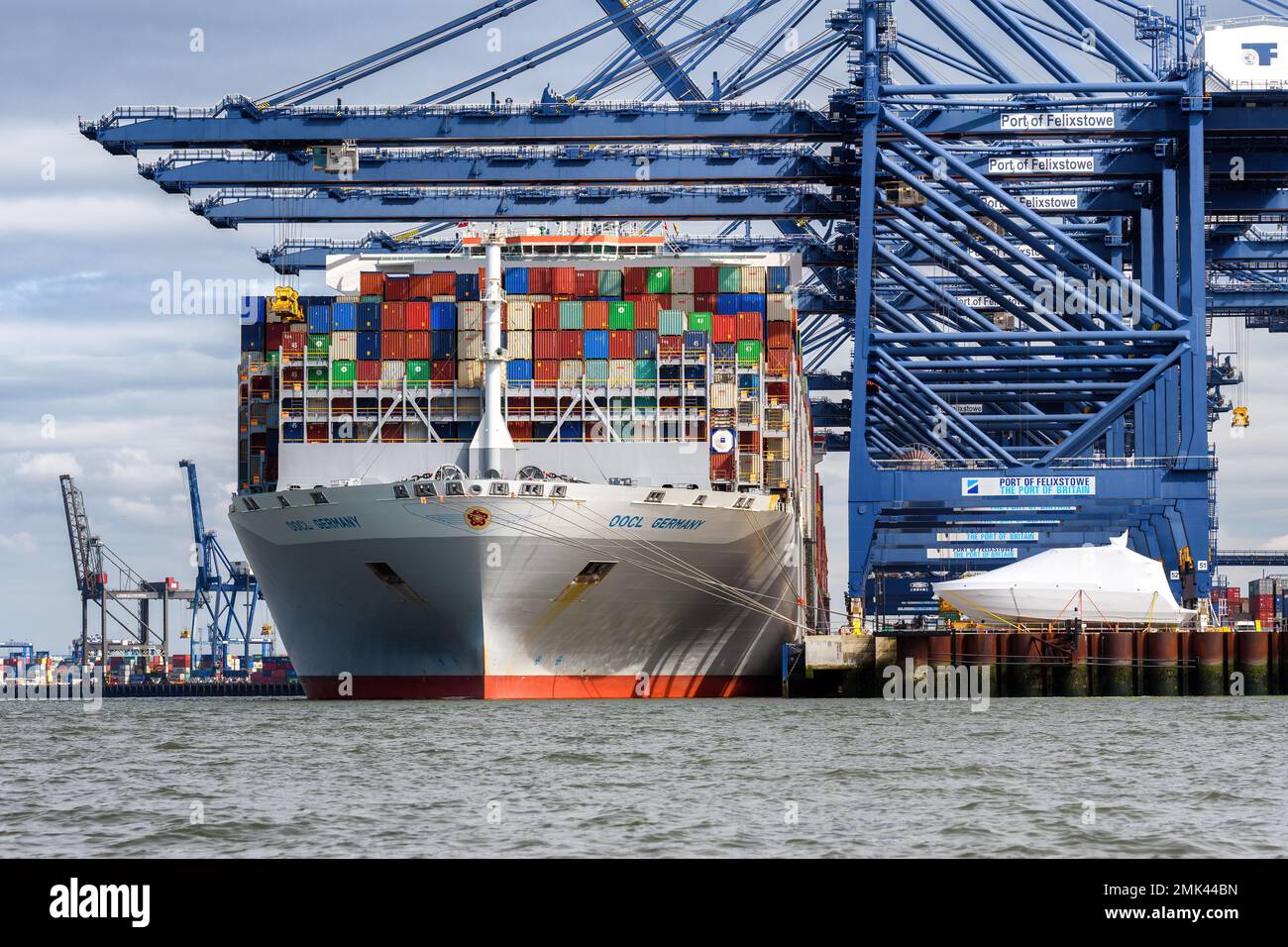 Operazioni di carico delle navi portacontainer nel porto di Felixstowe. Foto Stock