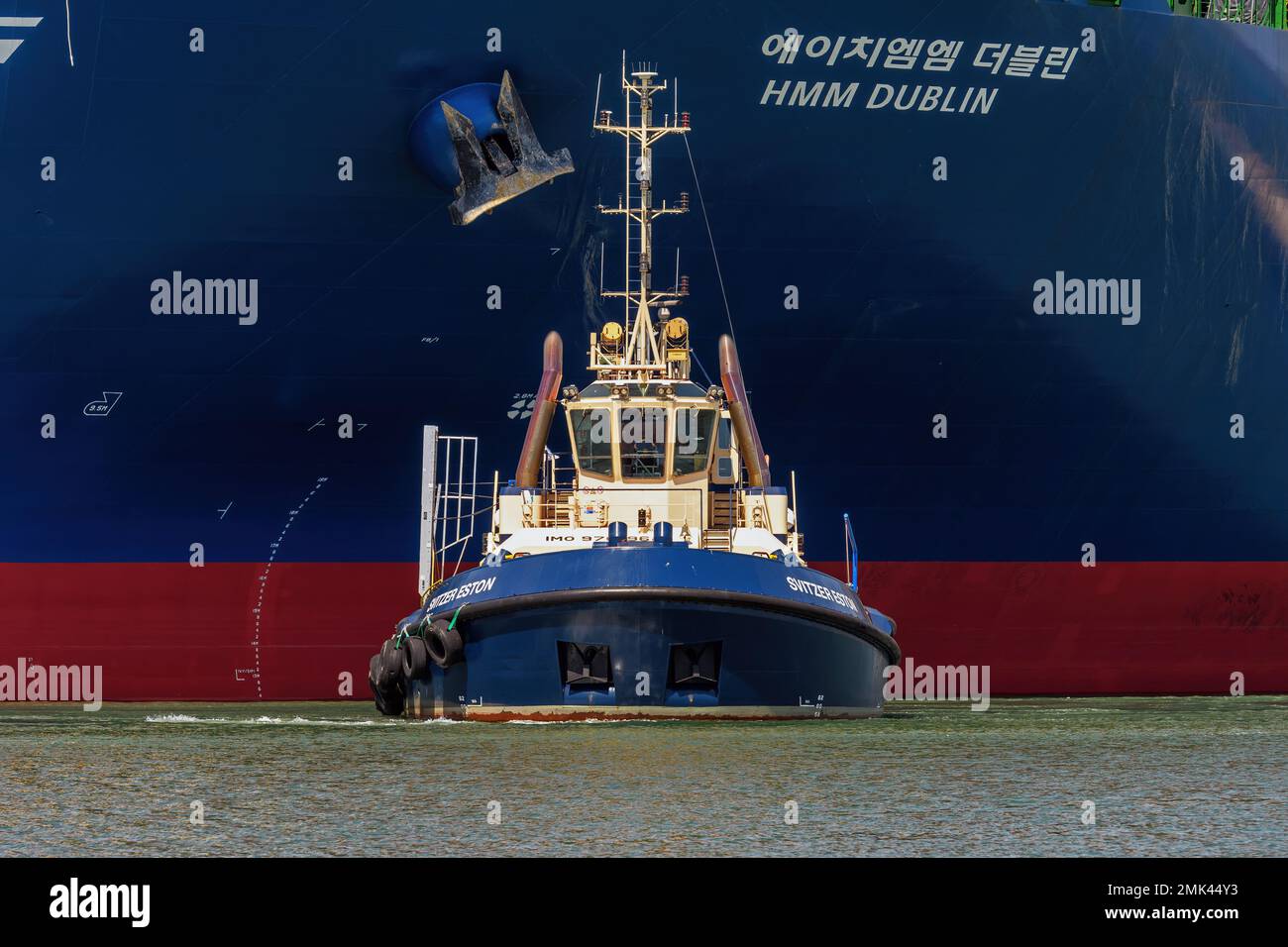 Il rimorchiatore del porto Svitzer Eston è gestito da Svitzer Towage presso il porto di Southampton. Foto Stock