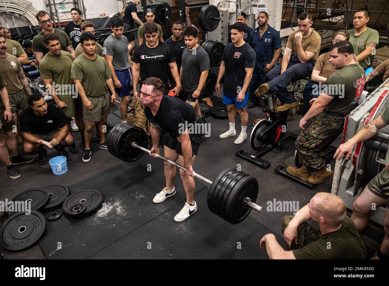 U.S. Marine Corps CPL. Brandon Johnson, un amministratore di rete con il Battalion Landing Team 2/5, 31st Marine Expeditionary Unit, deadlifts durante un sollevamento pesi a bordo di USS New Orleans (LPD 18) nel Mare del Giappone, 4 settembre 2022. Il “1.000 Pound Club” è un evento di sollevamento pesi in cui i partecipanti devono sollevare un totale di mille chili in squat, panca e deadlift. Il MEU 31st opera a bordo delle navi del Gruppo Amphibious Ready di Tripoli nell'area di attività flotta 7th per migliorare l'interoperabilità con alleati e partner e servire come pronta forza di risposta per difendere la pace e la st Foto Stock