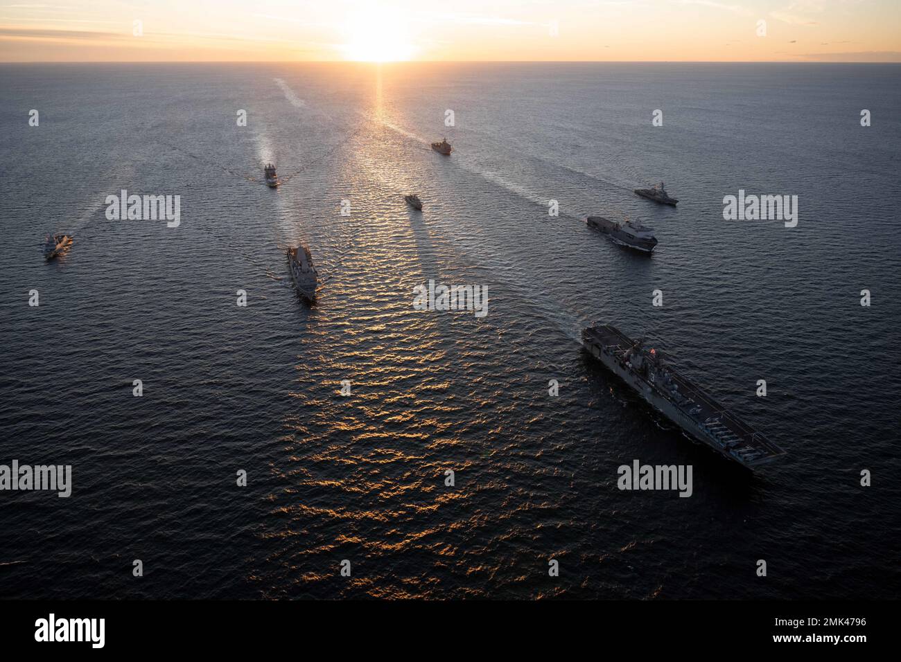 220904-N-MZ836-1457 MAR BALTICO (SETT. 4, 2022) da sinistra, la fregata norvegese di classe Fridtjof Nansen HNoMS Roald Amundsen (F331), la nave portuale anfibia USS Arlington (LPD 24), l'oliatore norvegese HNoMS Maud (A530), la nave d'assalto anfibio USS Kearsarge (LHD 3), La fregata portoghese Vasco da Gama di classe NRP Corte-Real (F332), la nave di supporto multi-missione Royal Netherlands Navy HNLMS Karel Doorman (A 833), la nave di sbarco marina statunitense Whidbey Island di classe USS Gunston Hall (LSD 44) e la Marina militare statunitense Arleigh Bur Foto Stock