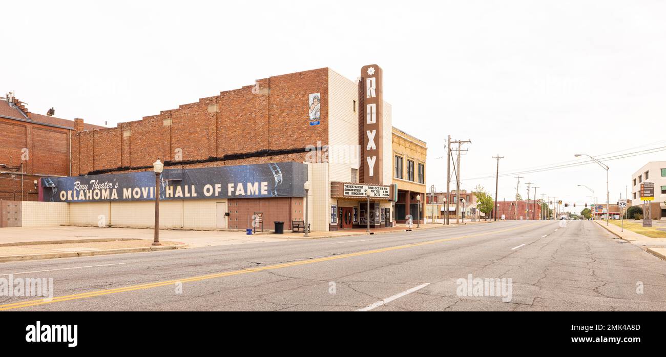 Muskogee, Oklahoma, USA - 16 ottobre 2022: Il vecchio quartiere degli affari su Okmulgee Avenue Foto Stock