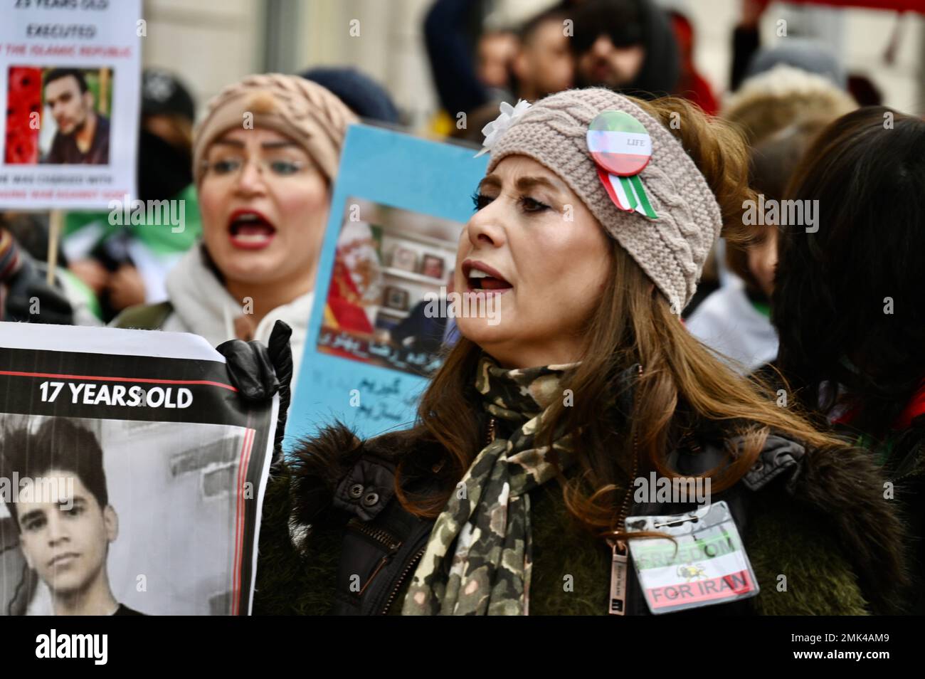 Londra, Regno Unito. Alzati con le donne dell'Iran e rally a Westminster, ricordando la morte di Mahsa Amini per mano della polizia morale in Iran con il canto: 'Donne, libertà, vita!' Credit: michael melia/Alamy Live News Foto Stock