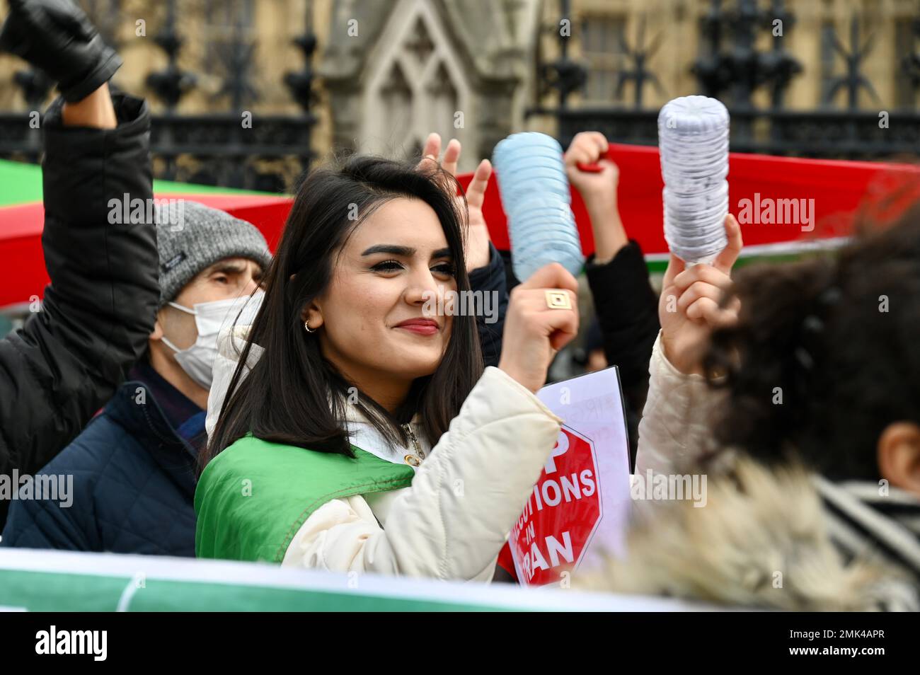 Londra, Regno Unito. Alzati con le donne dell'Iran e rally a Westminster, ricordando la morte di Mahsa Amini per mano della polizia morale in Iran con il canto: 'Donne, libertà, vita!' Credit: michael melia/Alamy Live News Foto Stock