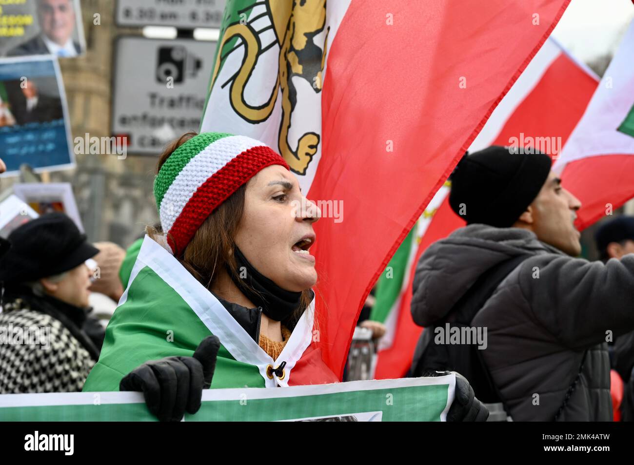 Londra, Regno Unito. Alzati con le donne dell'Iran e rally a Westminster, ricordando la morte di Mahsa Amini per mano della polizia morale in Iran con il canto: 'Donne, libertà, vita!' Credit: michael melia/Alamy Live News Foto Stock
