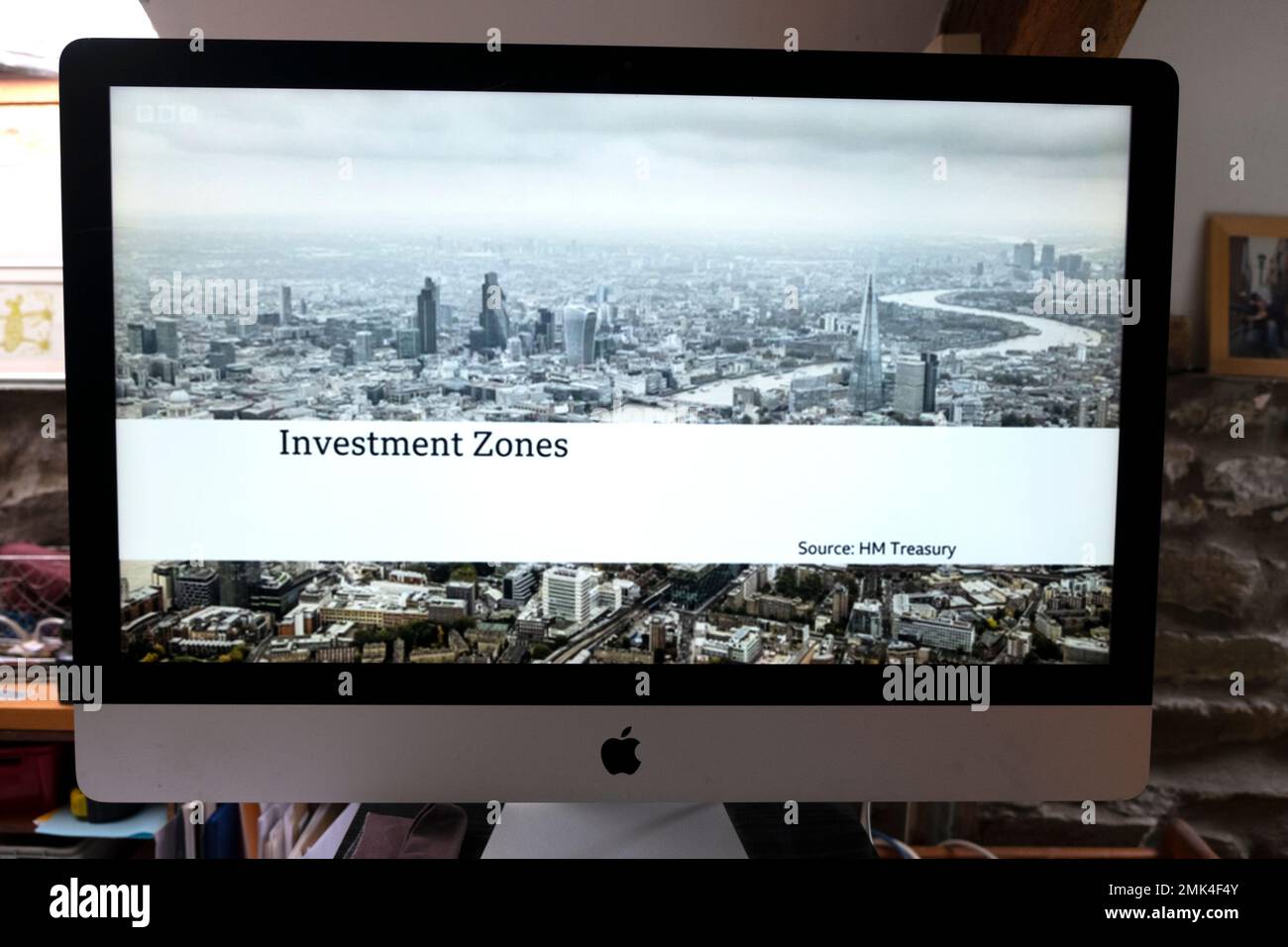 "Zone d'investimento" simbolo di sovrapposizione della città di Londra sullo schermo del computer durante il programma di notizie della BBC 27 gennaio 2023 Londra UKGran Bretagna Foto Stock