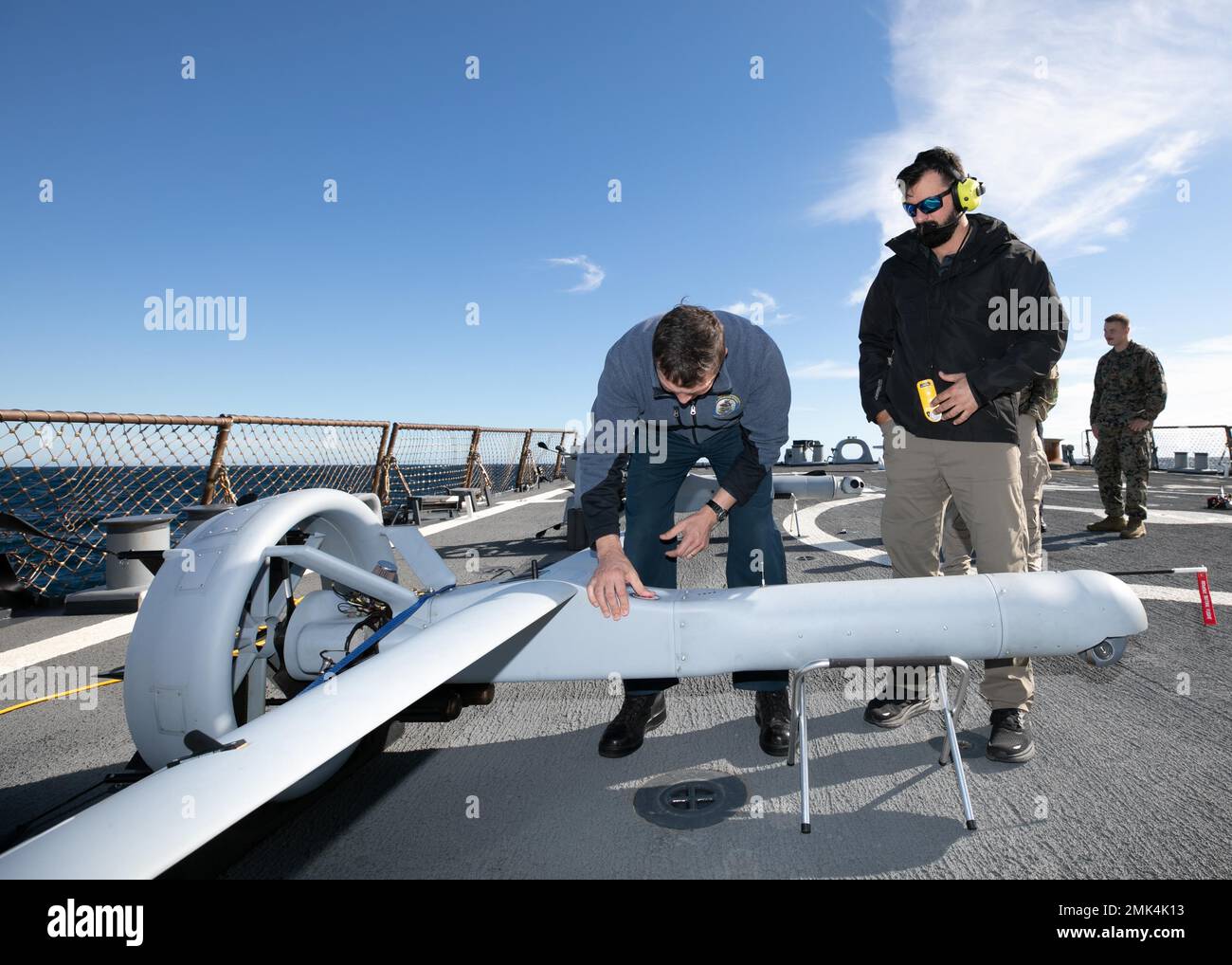 220904-N-DE439-1035 IRISH SEA (SETT. 4, 2022) CMdR. Peter C. Flynn, di sinistra, comandante del cacciatorpediniere missilistico guidato della classe Arleigh Burke USS Arleigh Burke (DDG 51), applica un adesivo della cresta della nave su un sistema aereo senza equipaggio VBAT durante le operazioni di routine nel Mare d'Irlanda, 4 settembre 2022. Arleigh Burke si trova in un'implementazione pianificata nell'area operativa delle forze navali statunitensi in Europa, impiegata dalla U.S. Sesta flotta per difendere gli interessi degli Stati Uniti, alleati e partner. Foto Stock