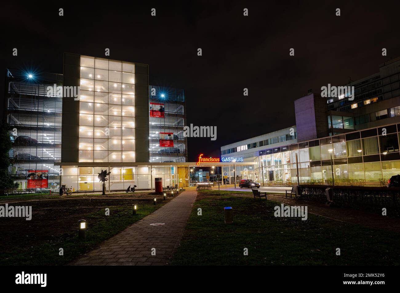 Ingresso all'ospedale Franciscus Gasthuis nella città di Rotterdam di notte. Foto Stock