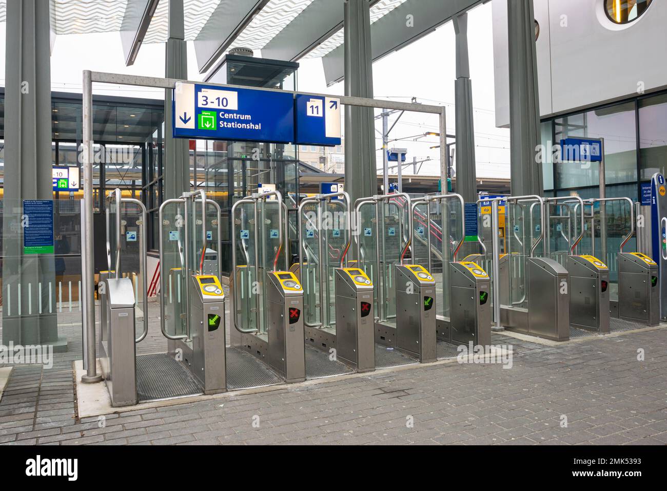 Cancelli d'ingresso elettronici nella stazione ferroviaria di Gouda. Foto Stock