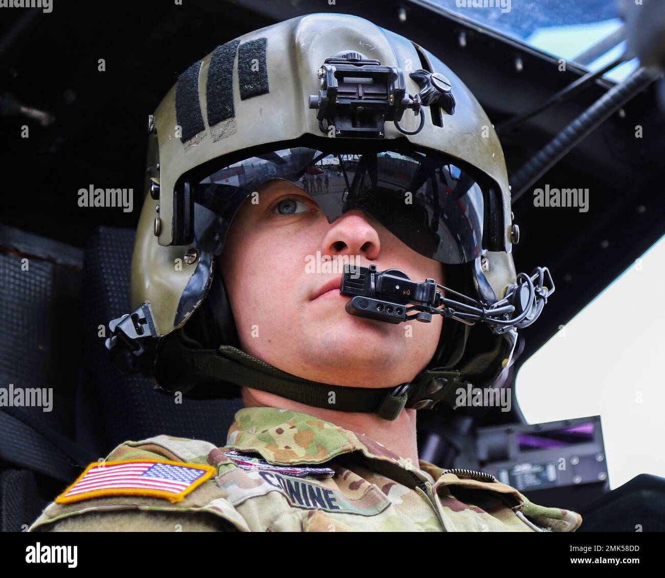 Mason Conine, un ufficiale dell'aviazione, una parte di Alpha Company, 1st battaglione (attacco), 3rd reggimento dell'aviazione, 12th Brigata dell'aviazione di combattimento, Europa e Africa dell'esercito degli Stati Uniti, testano il display montato su casco, il sistema integrato di puntamento del casco e del display, Dalla sede del pilota del suo elicottero AH-64D Apache Attack durante la 30th° edizione dell'International Defense Industry Exhibition (MSPO) a Kielce, Polonia, 5 settembre 2022. Più di 185 espositori del settore della difesa provenienti da più di 15 paesi hanno partecipato a MSPO, una mostra internazionale progettata per mostrare l Foto Stock