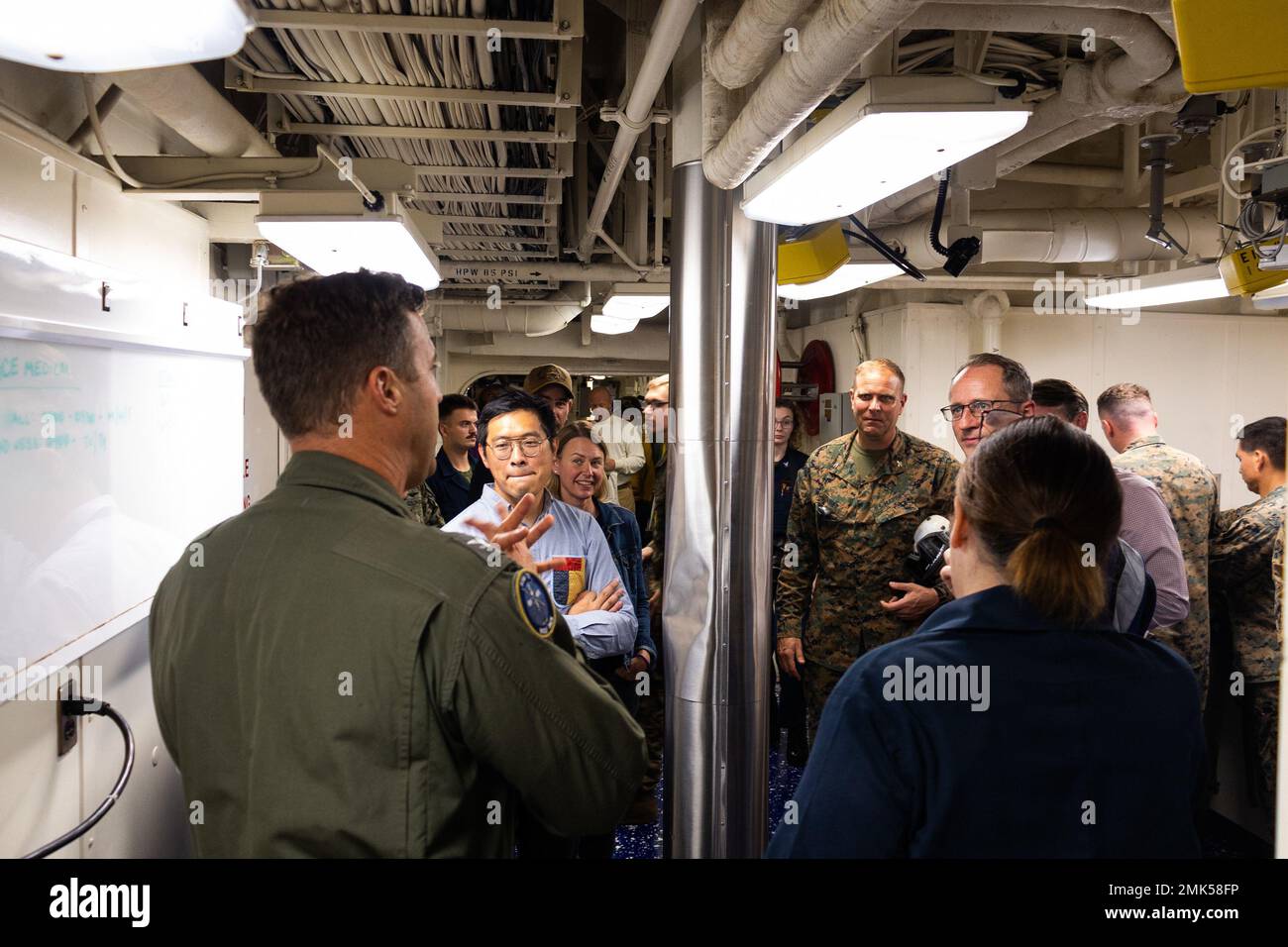 John Kiefaber, l'ufficiale comandante della nave d'assalto anfibio USS Tripoli (LHA-7), di sinistra, parla con illustri visitatori durante una visita a bordo della nave nel Mare delle Filippine, 5 settembre 2022. La USS Tripoli e la 31st Marine Expeditionary Unit hanno invitato gli ospiti a bordo per mostrare le capacità del Marine Fighter Attack Squadron 121, 31st MEU’s F-35B Lightening II Il MEU 31st opera a bordo delle navi del Gruppo Amphibious Ready di Tripoli nell'area Fleet 7th per migliorare l'interoperabilità con alleati e partner e servire come pronto intervento Foto Stock