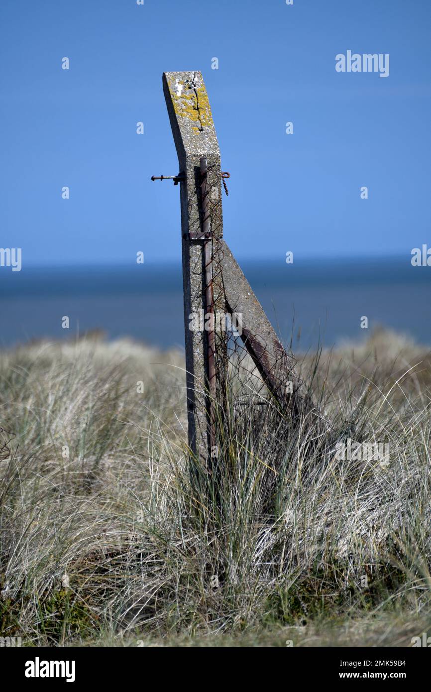 singolo disusato storico delapidated militare recinto di cemento post winterton sul mare norfolk inghilterra Foto Stock