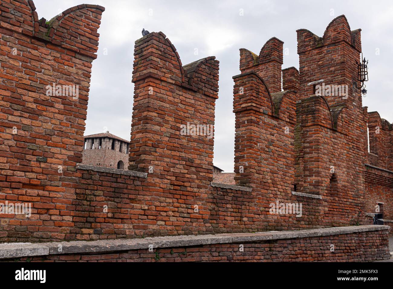 Merli ghibellini al Ponte di Castel Vecchio, Verona, Italia Foto Stock