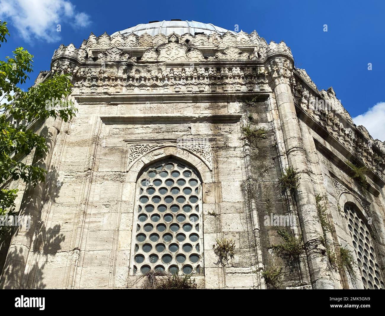 La tomba di Husrev Pasha, situata a Istanbul, in Turchia, è stata costruita da Mimar Sinan nel 16th ° secolo. Foto Stock