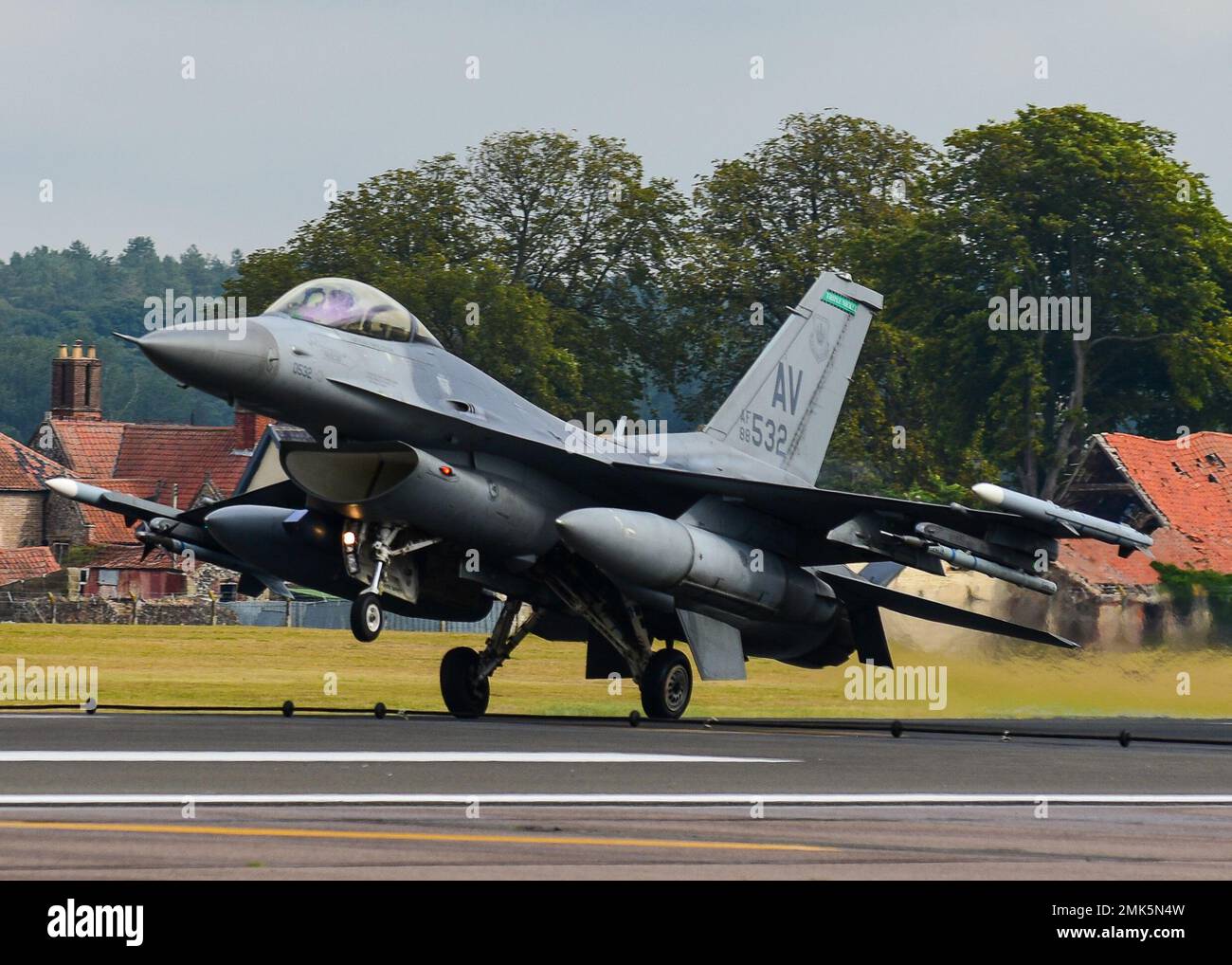 Un pilota dell'aeronautica statunitense F-16C Fighting Falcon assegnato allo Squadrone Fighter 555th della 31st Fighter Wing, Aviano Air base, Italia, atterra alla Royal Air Force Lakenheath, Regno Unito, 1 settembre 2022, in preparazione dell'esercizio Cobra Warrior 2022 della RAF, Insieme ad altri alleati della NATO e forze aeree partner. I piloti F-16C hanno condotto la formazione per familiarizzare con l'area locale prima del CW22. Le partnership con gli alleati e i partner della NATO sono fondamentali per contrastare gli attori maligni, aumentando al contempo l’interoperabilità nella regione. Foto Stock